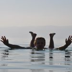 Mar Morto persona che galleggia