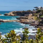 Veduta della costa di Hermanus [Foto di Grant Durr su Unsplash]