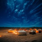 Campo tendato nel deserto [Foto di Parker Hilton su Unsplash]