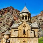 Noravank, drammaticamente incastonato tra le montagne color ocra