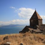 Il monastero di Sevan, che si affaccia sul lago color smeraldo