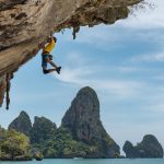 Arrampicata a Ao Nang [Foto di Hu Chen su Unsplash]