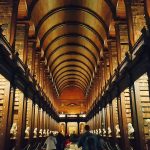 Trinity college library [Foto di Naomi Hutchinson su Unsplash]