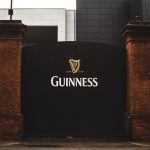 Guinness storehouse [Foto di Louis Hansel su Unsplash]