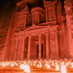 Petra by night [Foto di Sylvain Gllm su Unsplash]