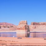 Lake Powel Lone Rock beach [Foto di osvaldo urriola su Unsplash]