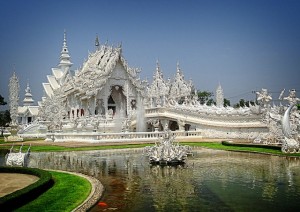 Domenica: Phayao - Boat Trip Lago Di Phayao - Wat Rong Khun (tempio Bianco) - Farmstay A Mae Salong Nai - Triangolo D'oro - Chiang Rai.jpg