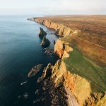 Duncansby Stacks [Foto di Connor Mollison su Unsplash]