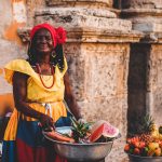 Donna con frutta, Colombia [Foto di Zan su Unsplash]
