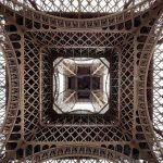 Sotto la pancia della Tour Eiffel