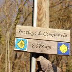 Cartello sparso sul percorso del Cammino di Santiago