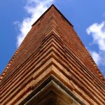 Una delle torri che caratterizzano il centro storico di Alba
