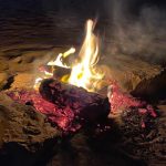 Cena intima attorno al fuoco