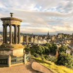 Calton Hill Edimburgo [Foto di Kate Bielinski su Unsplash]