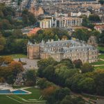 Holyroodhouse [Foto di Marc Markstein su Unsplash]