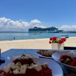 aperitivo greco a Katakolon con vista nave