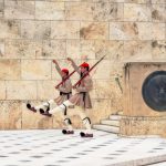 cambio della guardia [Foto di Edgar Serrano su Unsplash]