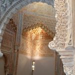 yesería, muqarnas e intarsi, tipici di Granada